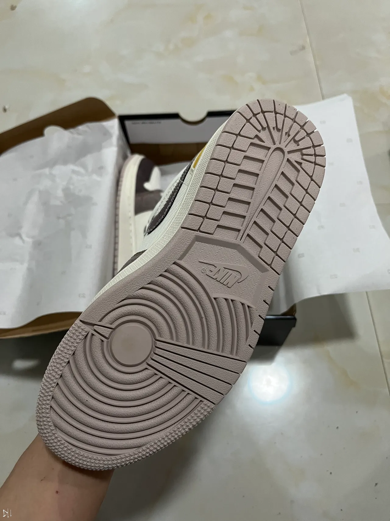 Nike Air Jordan 1 Mid Off-White Taupe Mustard Tênis de basquete 5