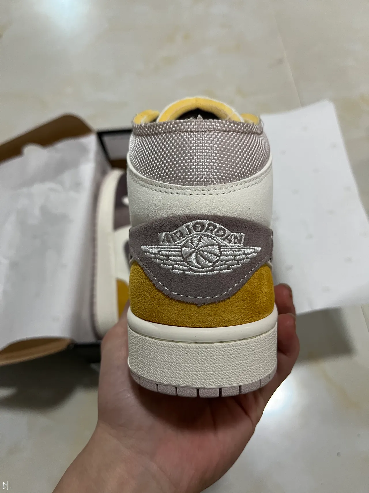 Nike Air Jordan 1 Mid Off-White Taupe Mustard Tênis de basquete 6