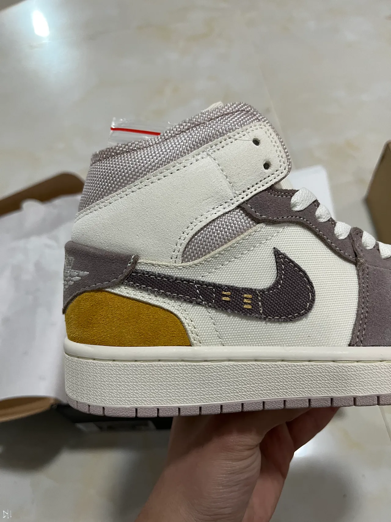 Nike Air Jordan 1 Mid Off-White Taupe Mustard Tênis de basquete 7