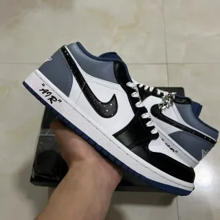 Nike Air Jordan 1 Blanc Noir Baskets Lifestyle Basses en Cuir avec Panneaux