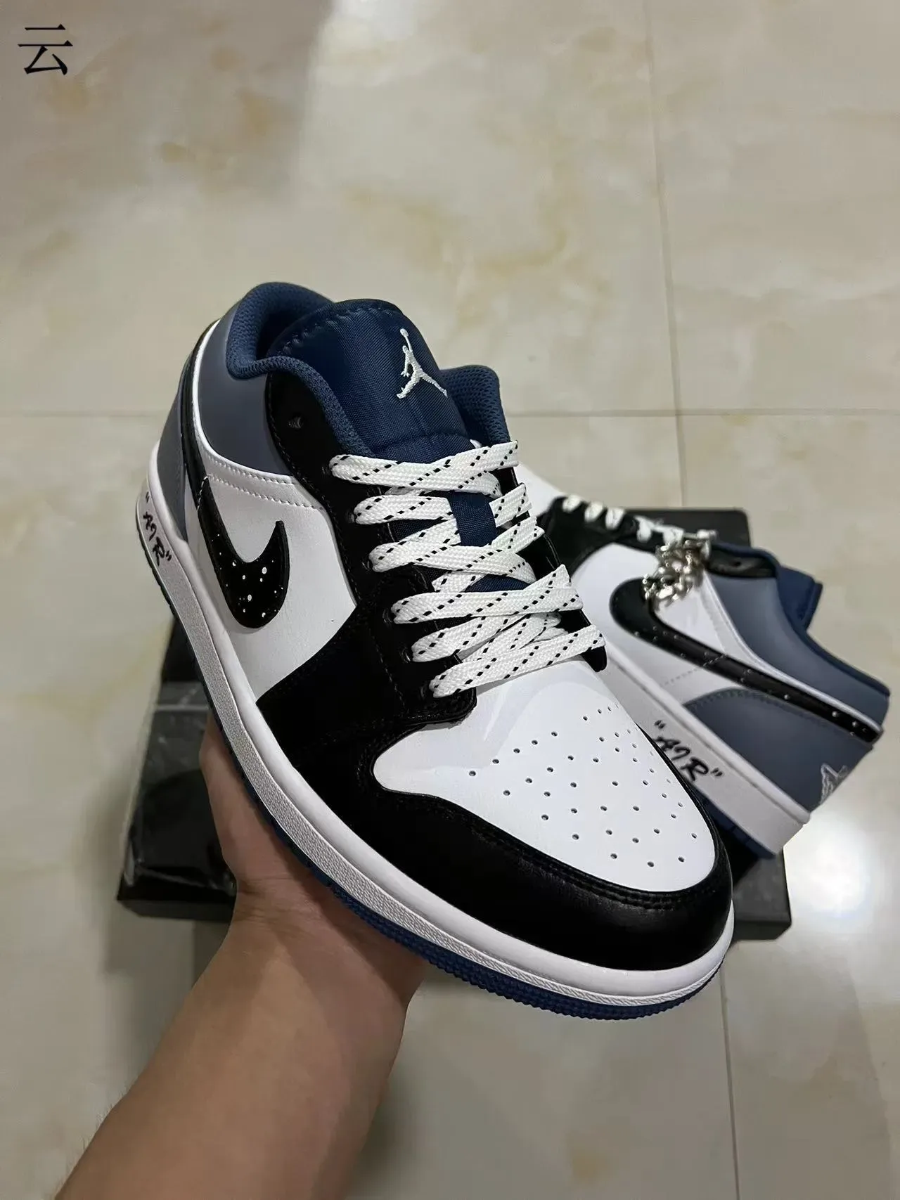 Nike Air Jordan 1 Blanc Noir Baskets Lifestyle Basses en Cuir avec Panneaux 2