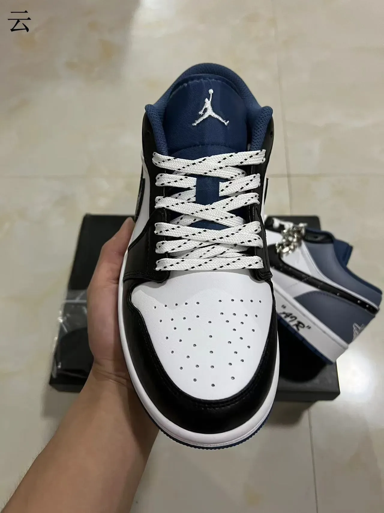 Nike Air Jordan 1 Blanc Noir Baskets Lifestyle Basses en Cuir avec Panneaux 3