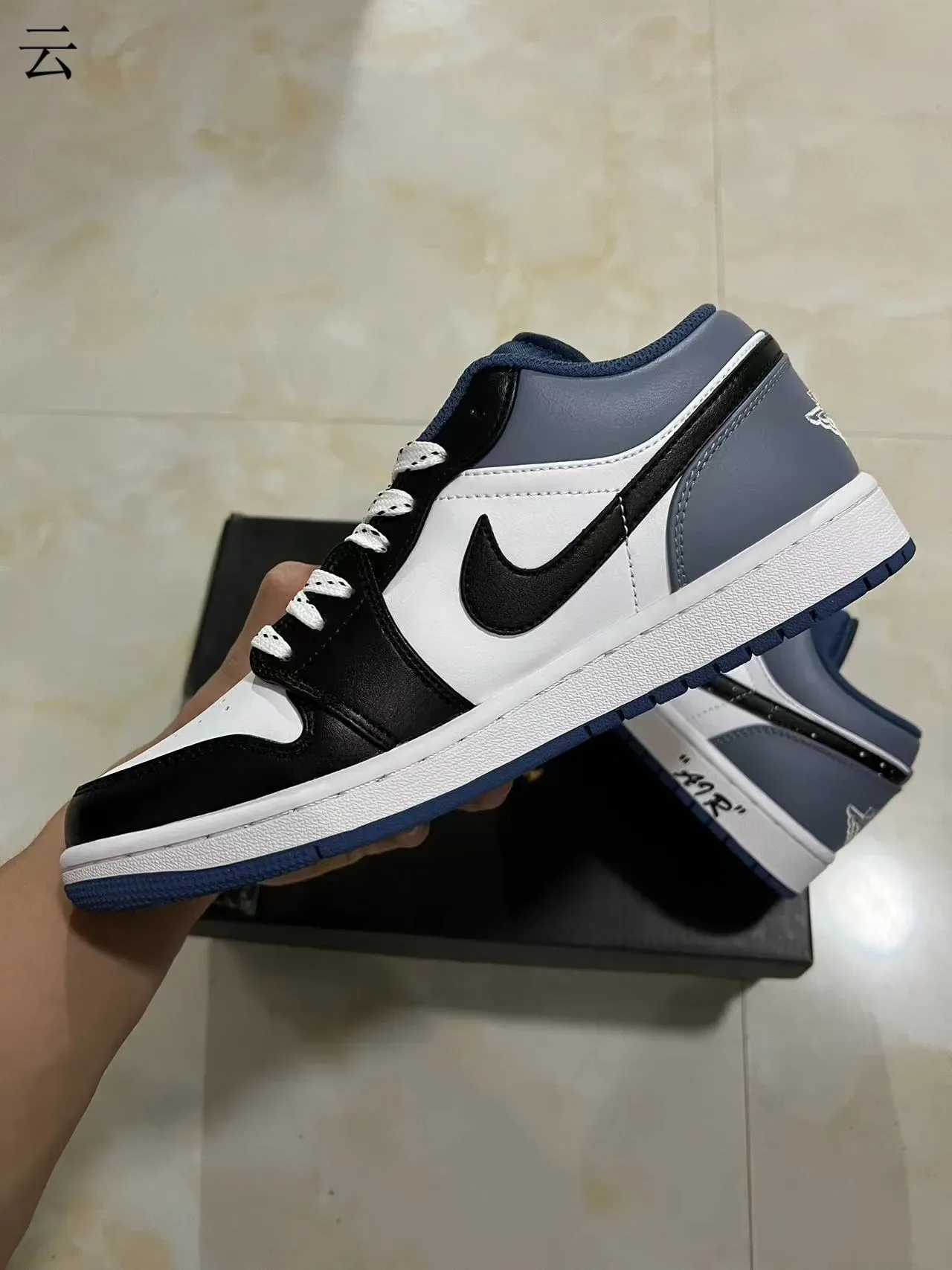 Nike Air Jordan 1 Blanc Noir Baskets Lifestyle Basses en Cuir avec Panneaux 5