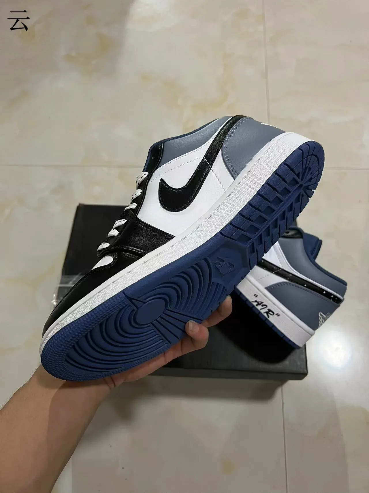 Nike Air Jordan 1 Blanc Noir Baskets Lifestyle Basses en Cuir avec Panneaux 6