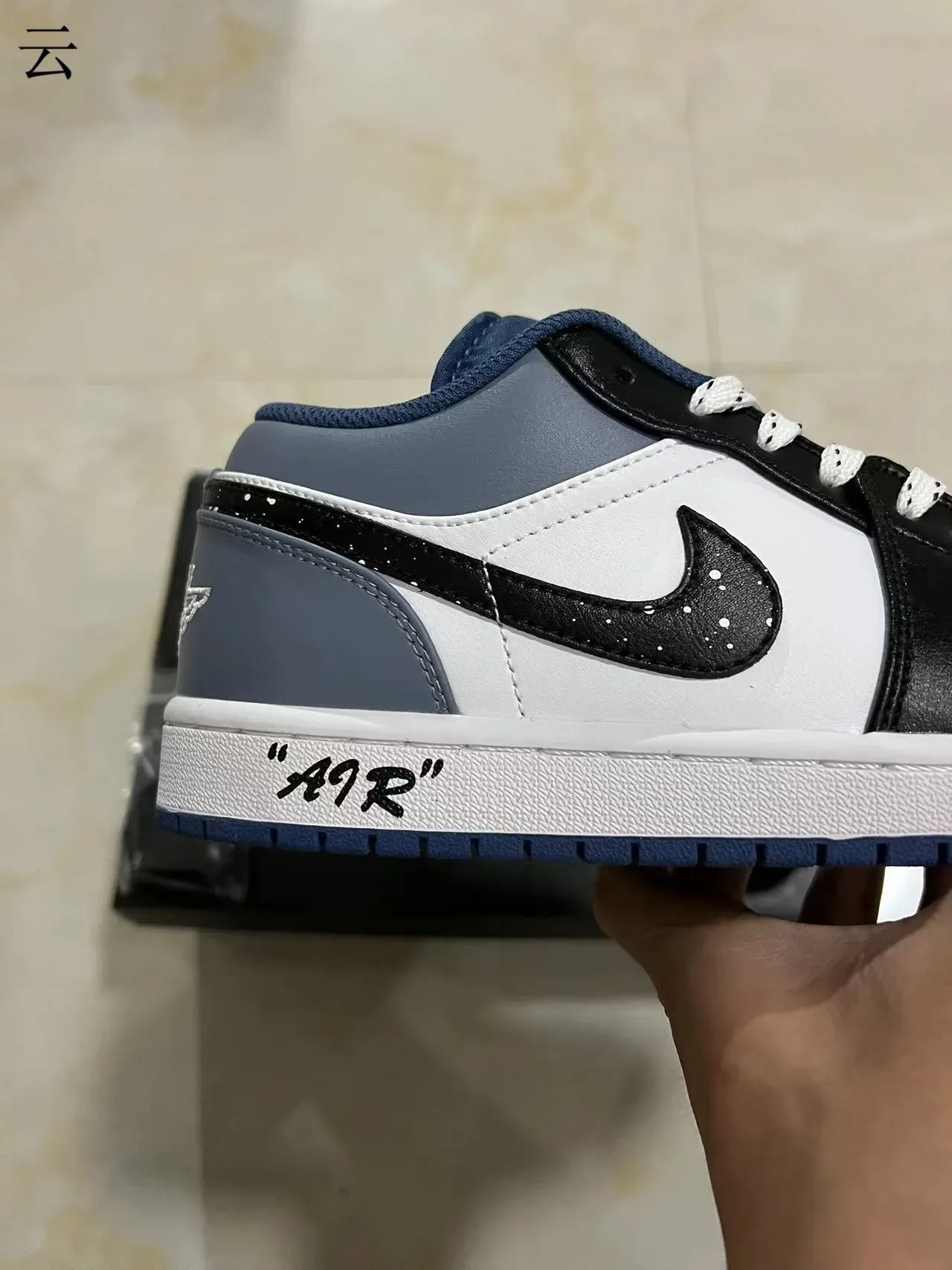Nike Air Jordan 1 Blanc Noir Baskets Lifestyle Basses en Cuir avec Panneaux 7