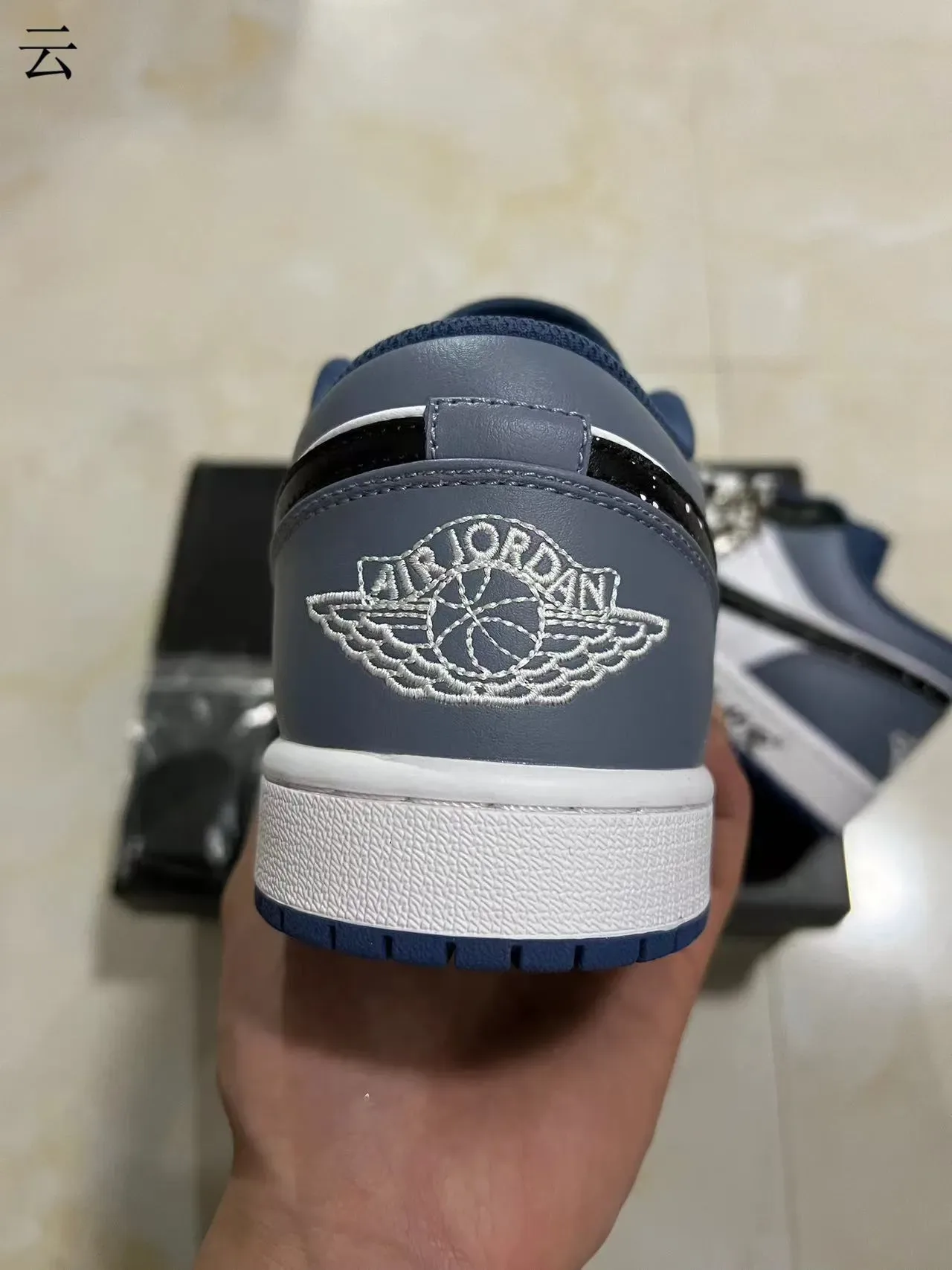Nike Air Jordan 1 Blanc Noir Baskets Lifestyle Basses en Cuir avec Panneaux 8