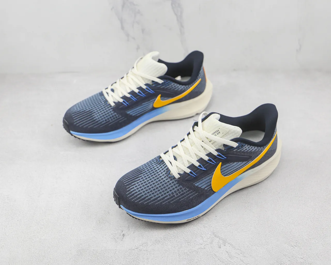 Nike Air Zoom Pegasus Navy Yellow, parte superior em knit engineered, sola de espuma em camadas, tênis de corrida 4