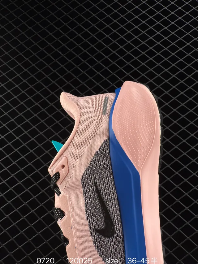 耐克 Air Zoom 粉色 黑色和蓝色跑鞋 4