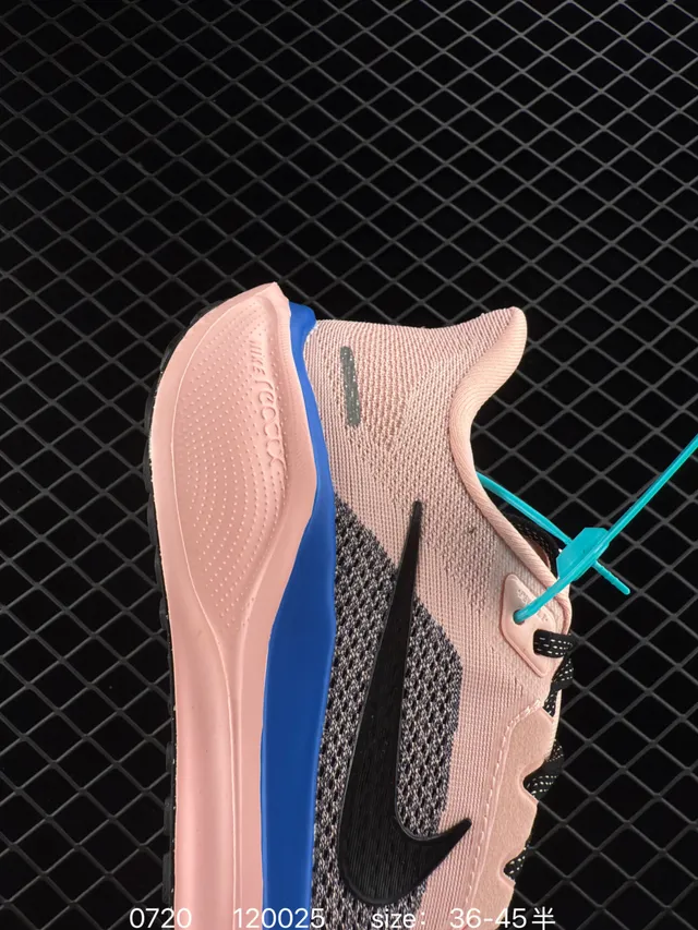 耐克 Air Zoom 粉色 黑色和蓝色跑鞋 5
