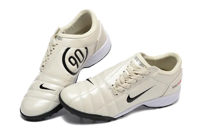 Nike Bege e Preto Sapatos de Futebol com Upper Sintético Quiltado e Sola Baixa para Turf 2