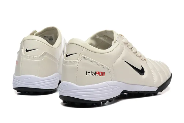 Nike Bege e Preto Sapatos de Futebol com Upper Sintético Quiltado e Sola Baixa para Turf 3