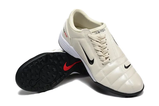 Nike Bege e Preto Sapatos de Futebol com Upper Sintético Quiltado e Sola Baixa para Turf 6
