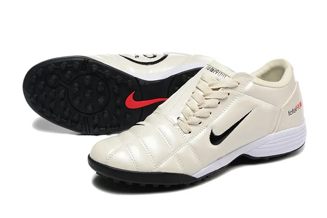 Nike Bege e Preto Sapatos de Futebol com Upper Sintético Quiltado e Sola Baixa para Turf 7