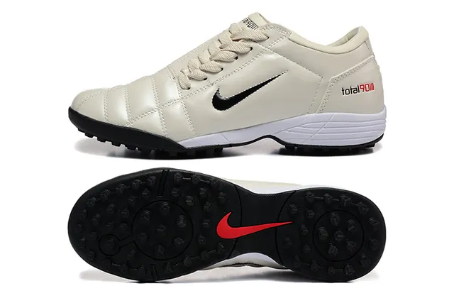 Nike Bege e Preto Sapatos de Futebol com Upper Sintético Quiltado e Sola Baixa para Turf 9