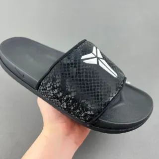 Nike Benassi JDI Kobe أحذية منزلية سوداء مطبوعة الثعبان
