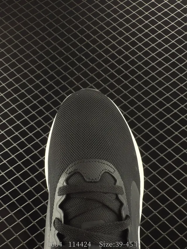 Nike Chaussures de course noires et blanches respirantes en maille 2