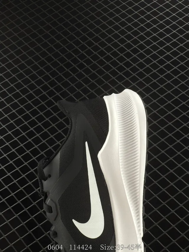Nike Chaussures de course noires et blanches respirantes en maille 3