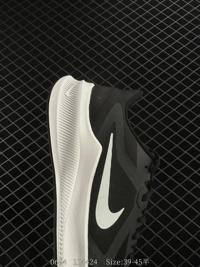Nike Chaussures de course noires et blanches respirantes en maille 4