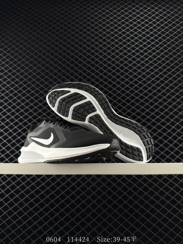 Nike Chaussures de course noires et blanches respirantes en maille 5