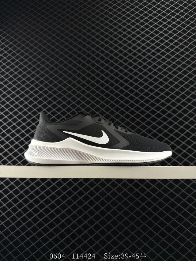 Nike Chaussures de course noires et blanches respirantes en maille 6