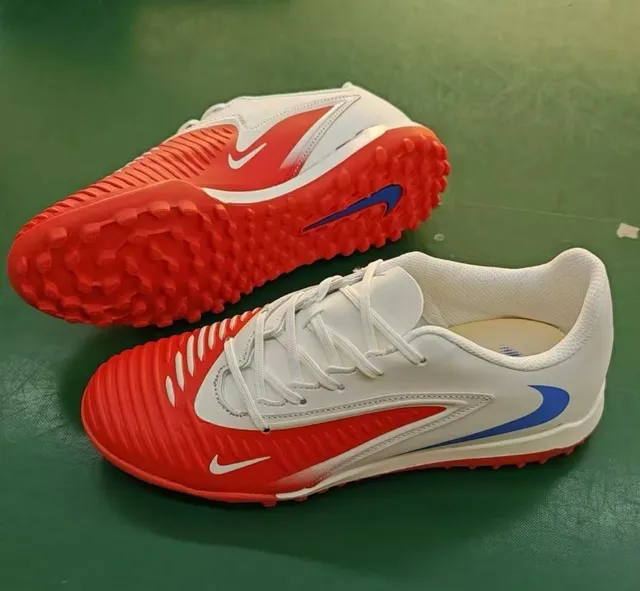 Nike Chaussures de football Turf Noir et Bleu, à coupe basse, avec dessus synthétique et recouvrement texturé de l'avant-pied 12