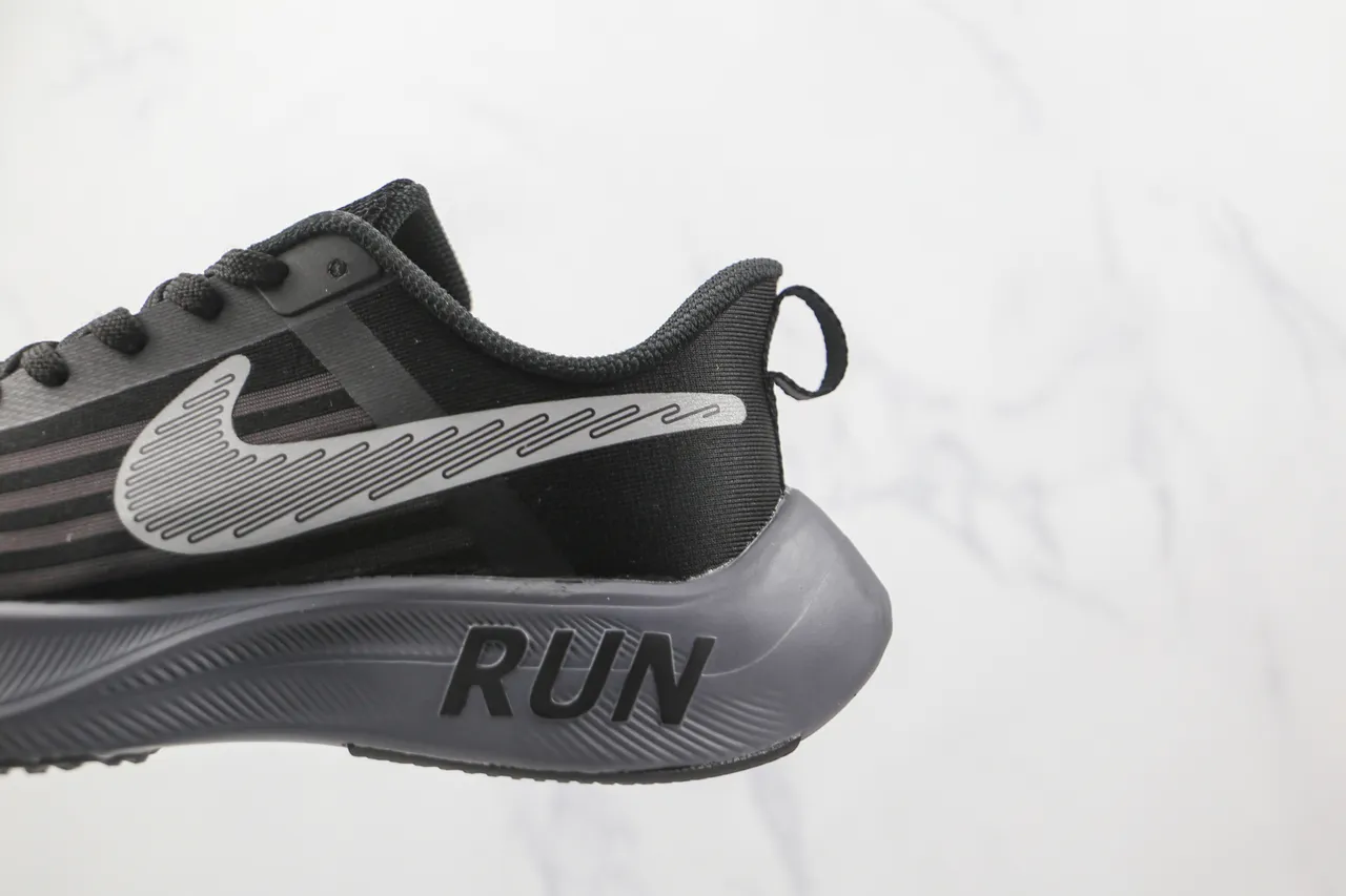 Nike Tênis de corrida pretos cinza com malha superior listrada embossada RUN midsole 4