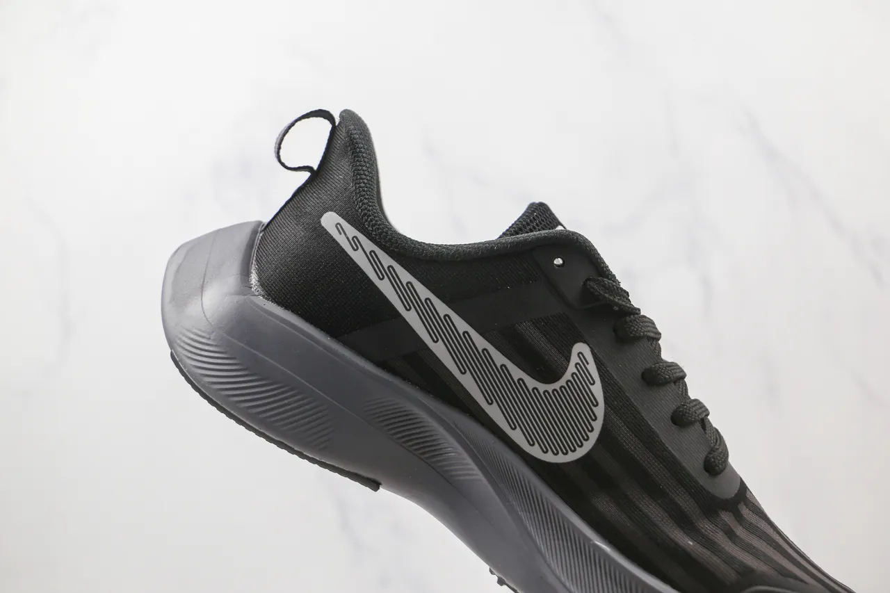 Nike Tênis de corrida pretos cinza com malha superior listrada embossada RUN midsole 6