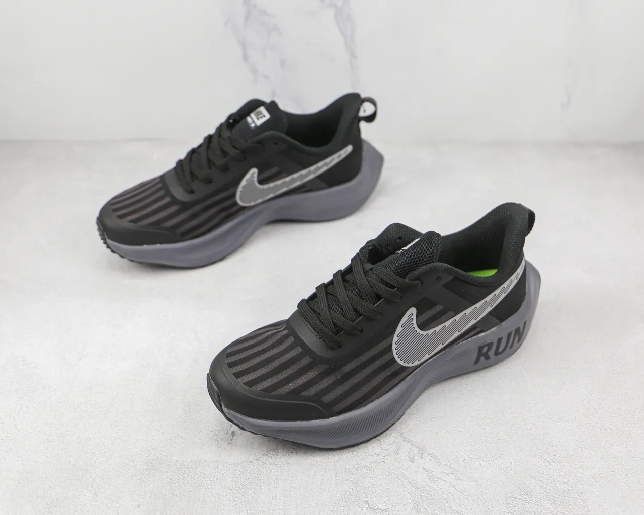 Nike Tênis de corrida pretos cinza com malha superior listrada embossada RUN midsole 7