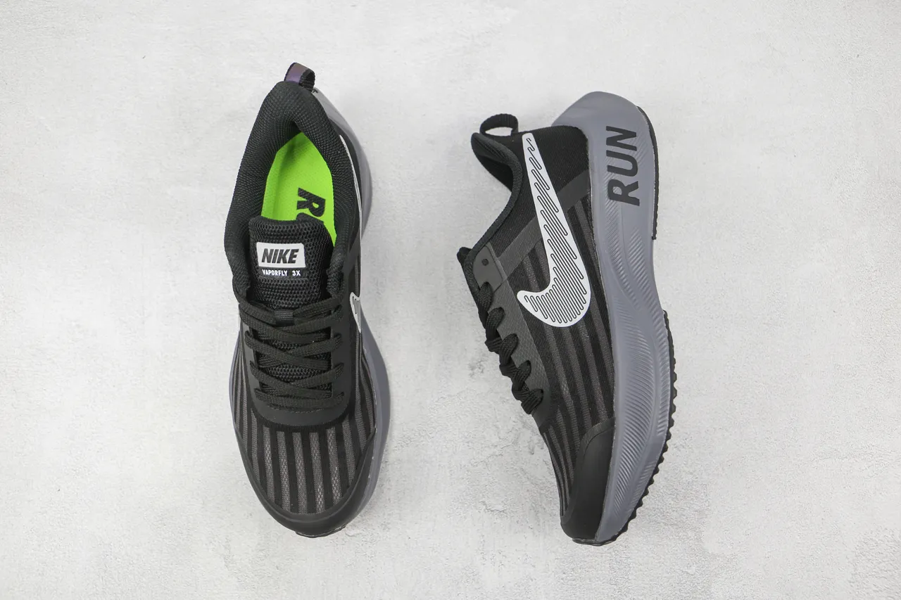 Nike Tênis de corrida pretos cinza com malha superior listrada embossada RUN midsole 8
