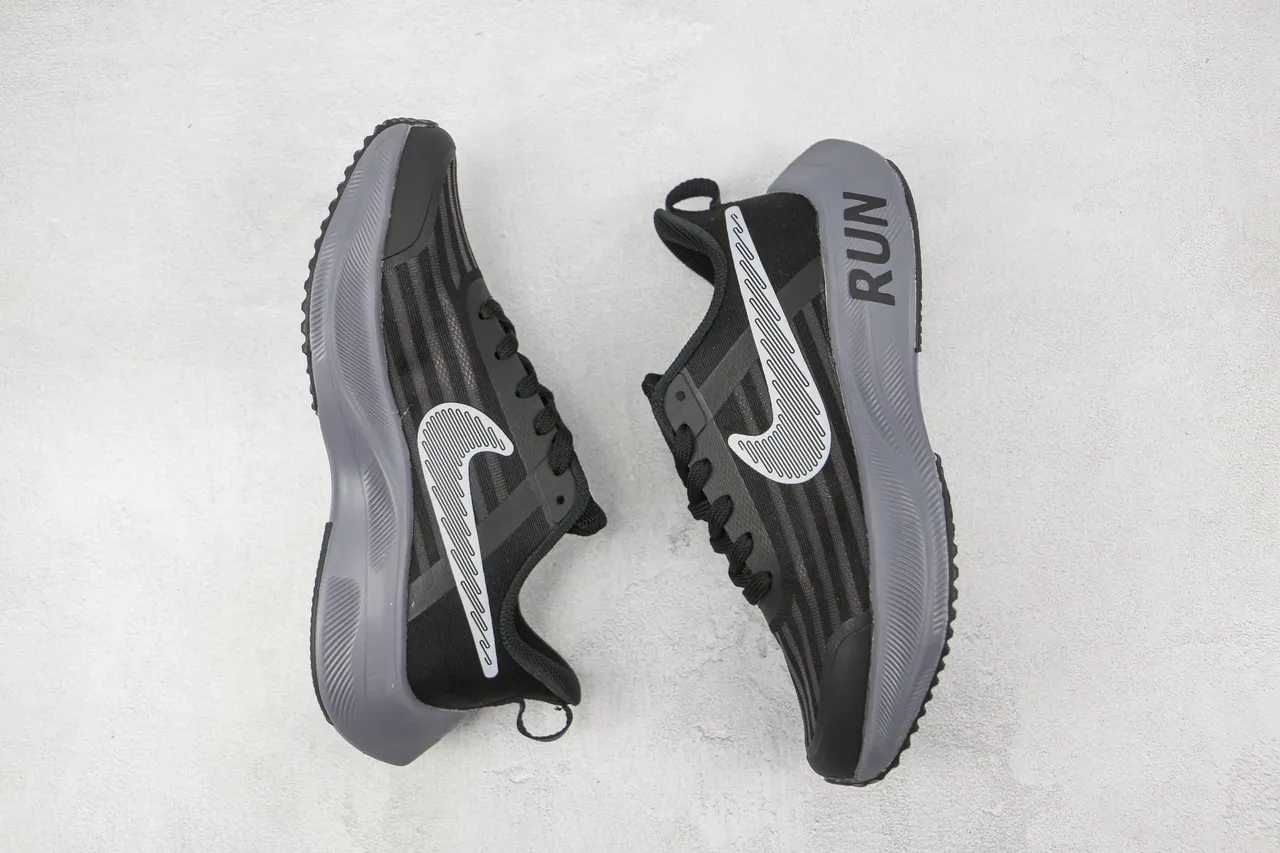 Nike Tênis de corrida pretos cinza com malha superior listrada embossada RUN midsole 9