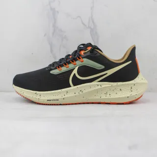 Nike काला नारंगी इंजीनियर मेश ऊपरी स्पेकल्ड मिडसोल रनिंग जूते