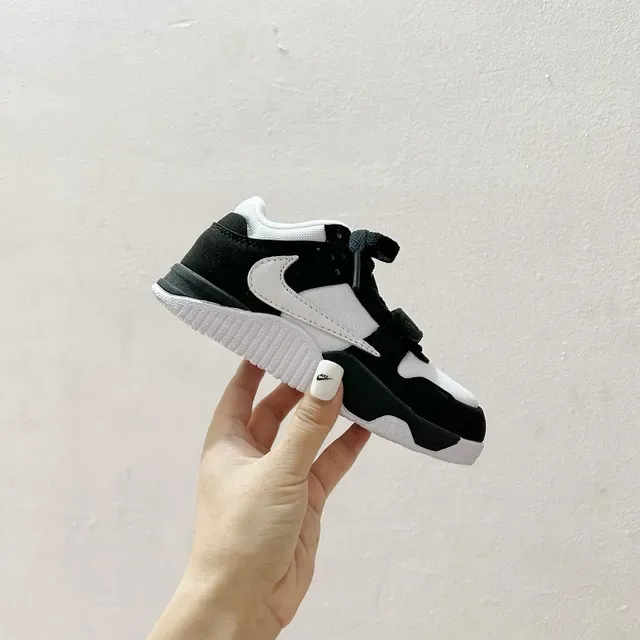 Nike Black Strap Closure Lifestyle Sneakers 21