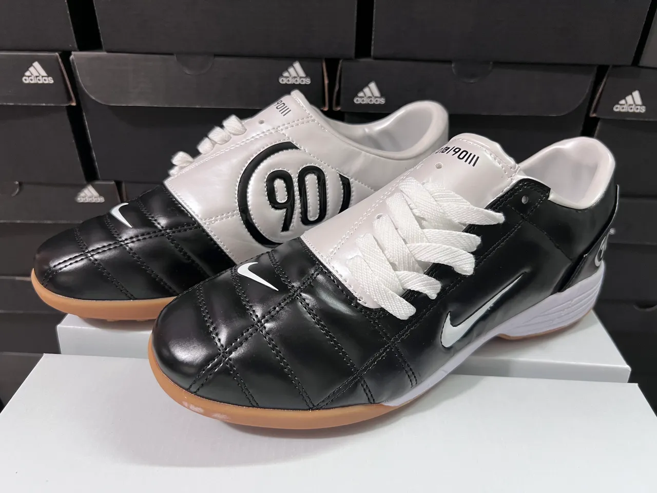 Nike Preto Branco Parte Superior de Couro Matelassé Low-Top Sapatos de Futebol Indoor 2