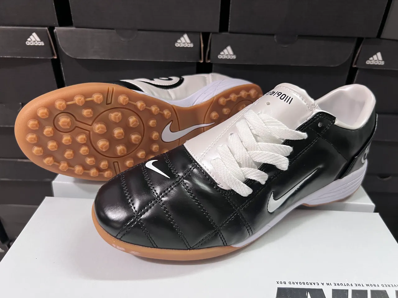 Nike Preto Branco Parte Superior de Couro Matelassé Low-Top Sapatos de Futebol Indoor 3