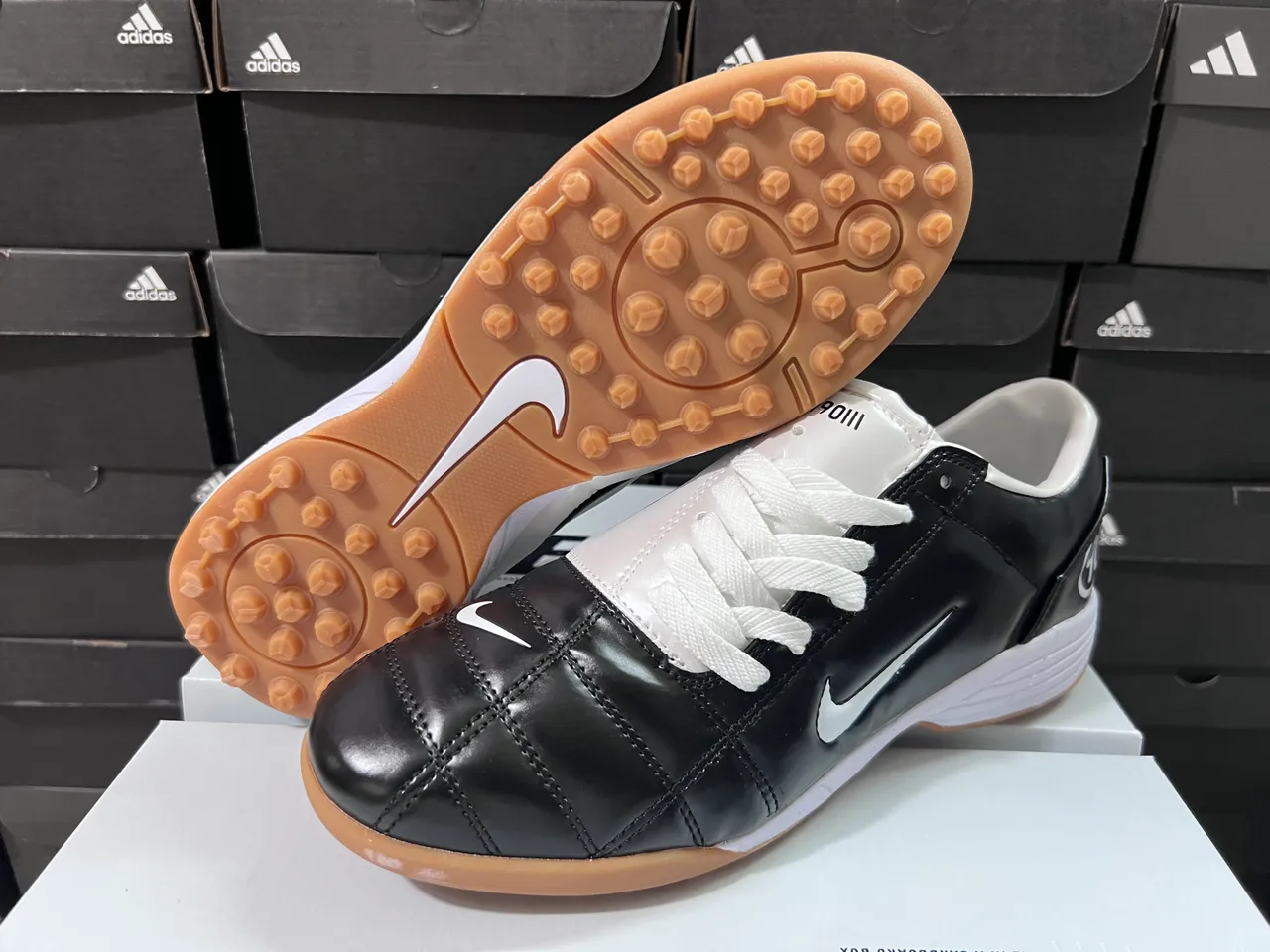 Nike Preto Branco Parte Superior de Couro Matelassé Low-Top Sapatos de Futebol Indoor 4