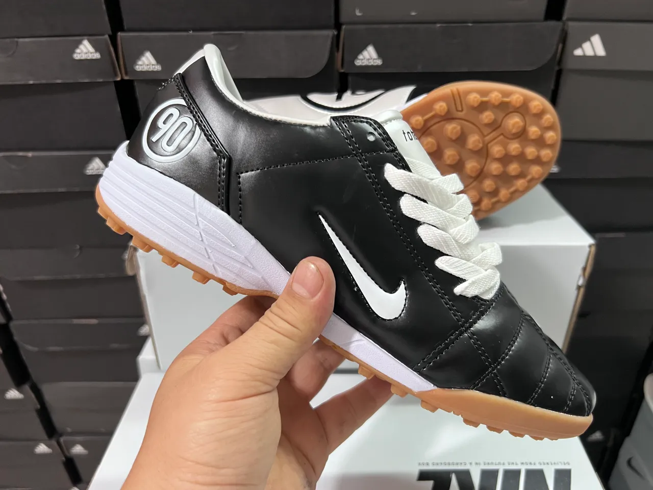 Nike Preto Branco Parte Superior de Couro Matelassé Low-Top Sapatos de Futebol Indoor 5