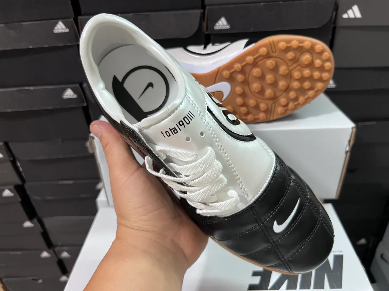 Nike Preto Branco Parte Superior de Couro Matelassé Low-Top Sapatos de Futebol Indoor 6