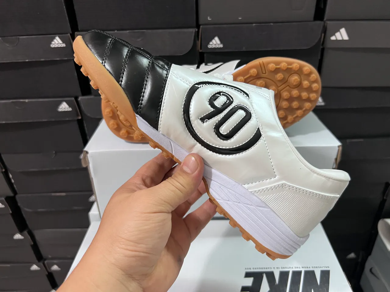Nike Preto Branco Parte Superior de Couro Matelassé Low-Top Sapatos de Futebol Indoor 7