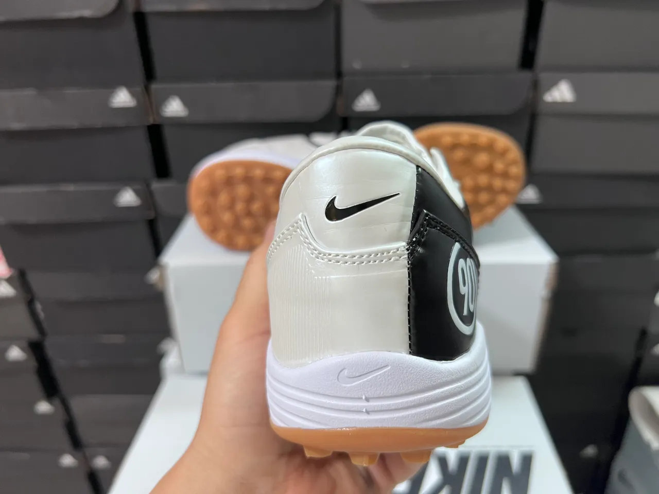 Nike Preto Branco Parte Superior de Couro Matelassé Low-Top Sapatos de Futebol Indoor 8