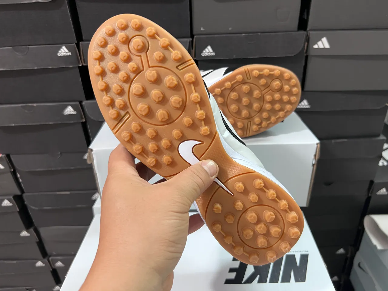 Nike Preto Branco Parte Superior de Couro Matelassé Low-Top Sapatos de Futebol Indoor 9