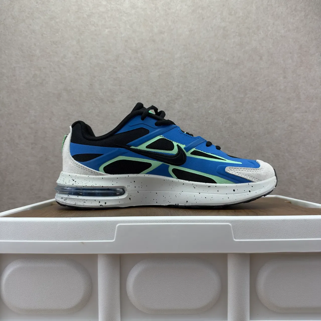 Nike Blue Green Layered Synthetic And Mesh Upper Wave-Shaped Overlays Lifestyle Sneakers 2