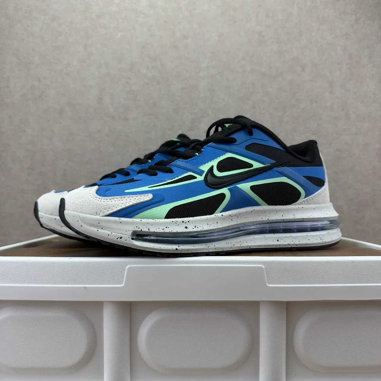 Nike Blue Green Layered Synthetic And Mesh Upper Wave-Shaped Overlays Lifestyle Sneakers 3
