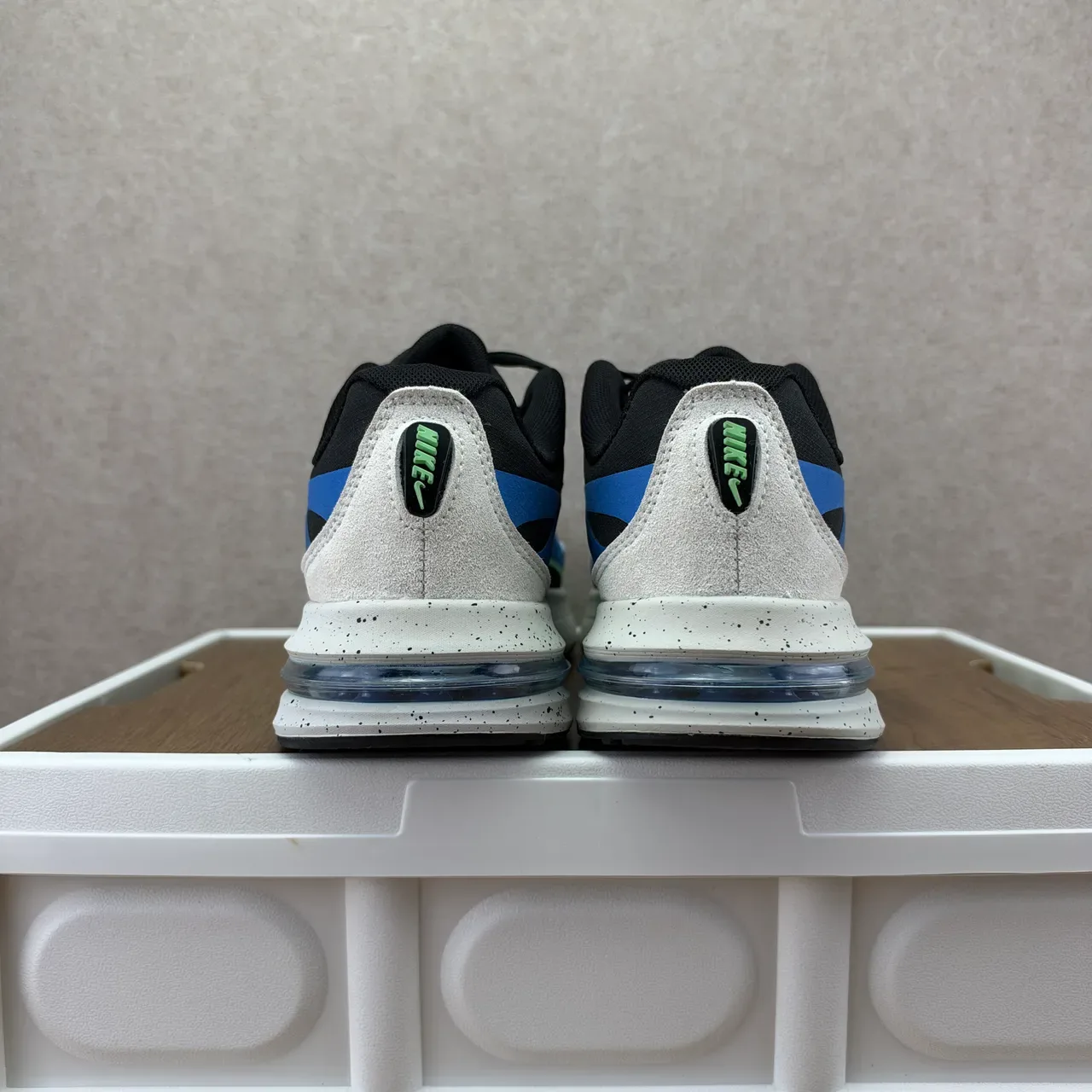 Nike Blue Green Layered Synthetic And Mesh Upper Wave-Shaped Overlays Lifestyle Sneakers 5