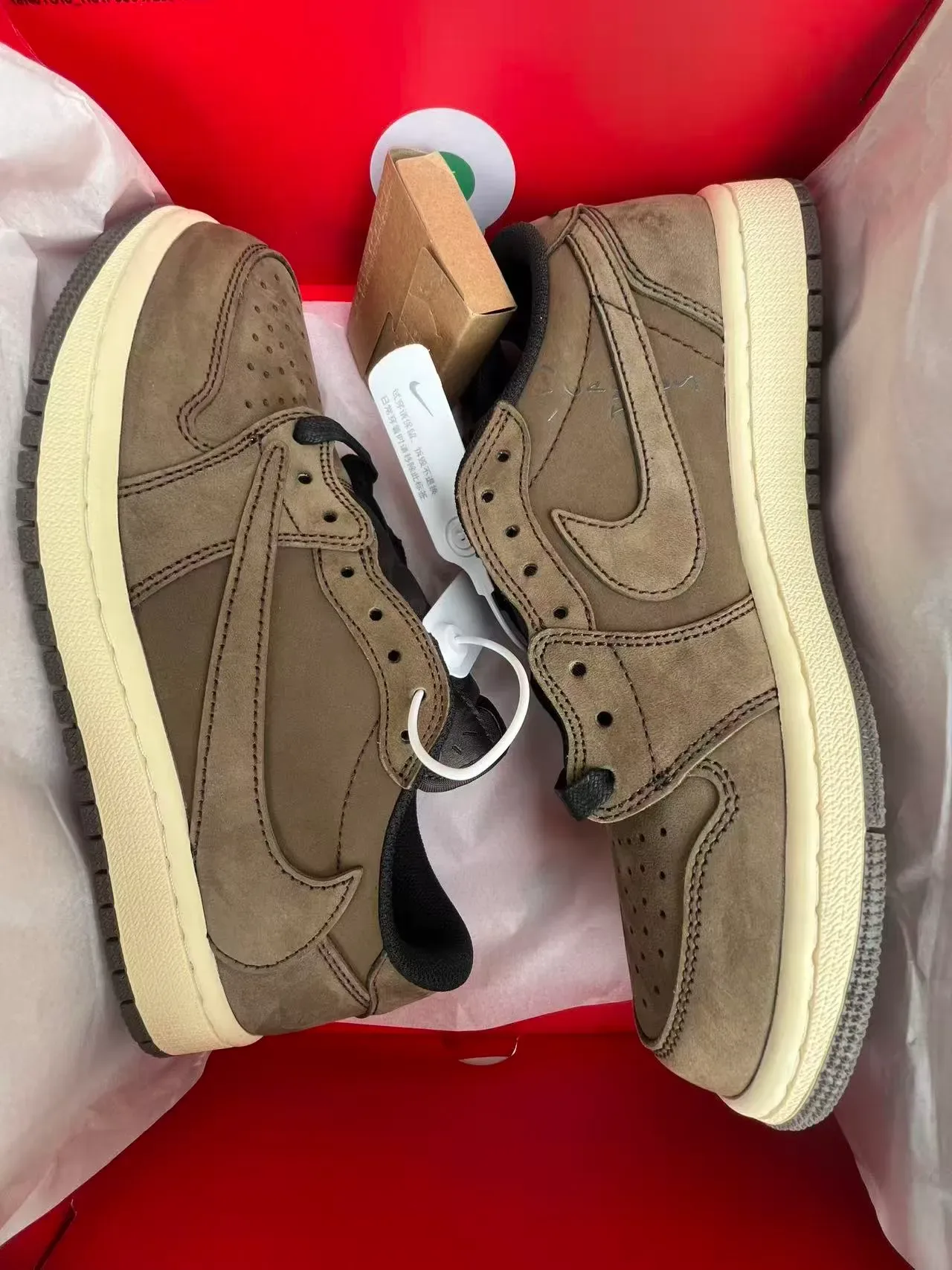 Nike 棕米色麂皮低帮生活鞋 9