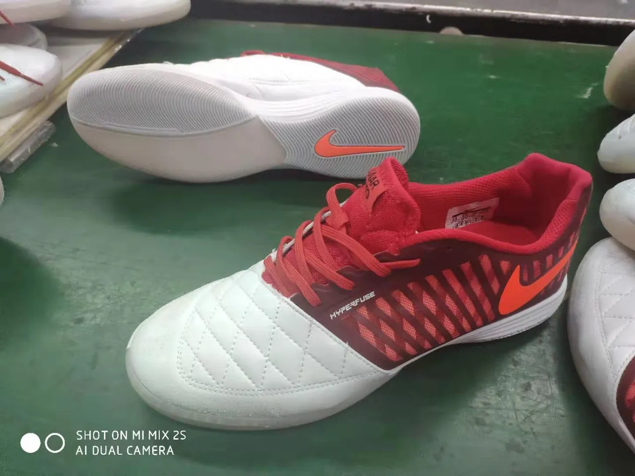 Nike Burgundy Orange Chaussures de soccer indoor avec capuchon d'orteil en cuir matelassé et dessus synthétique ventilé 8