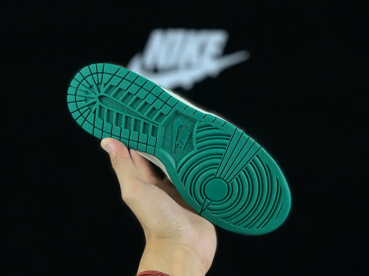 Nike Dunk Low 绿色和 Off-White 生活方式运动鞋 2