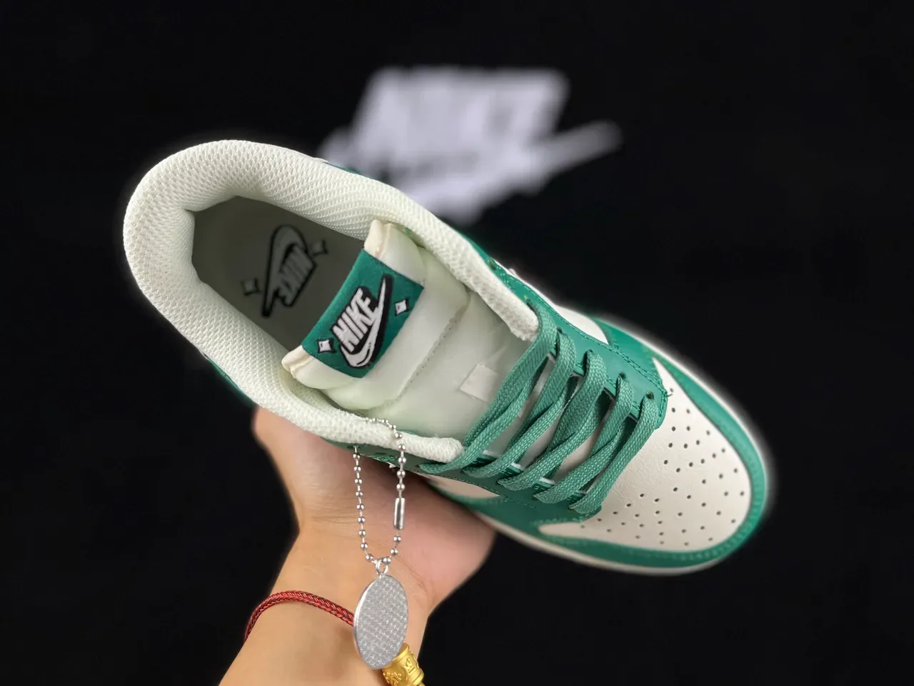 Nike Dunk Low 绿色和 Off-White 生活方式运动鞋 3