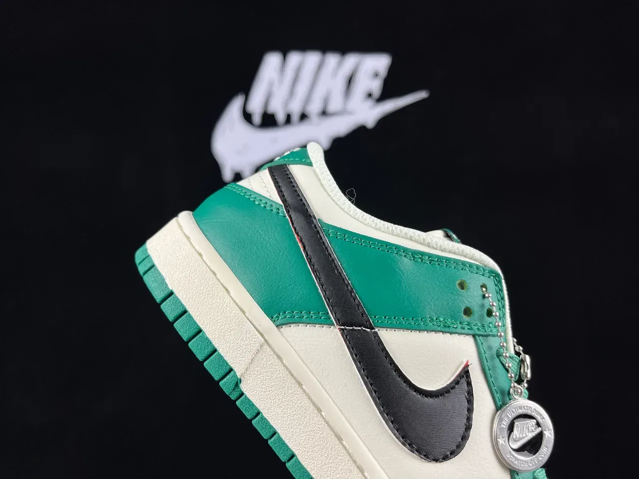 Nike Dunk Low 绿色和 Off-White 生活方式运动鞋 4