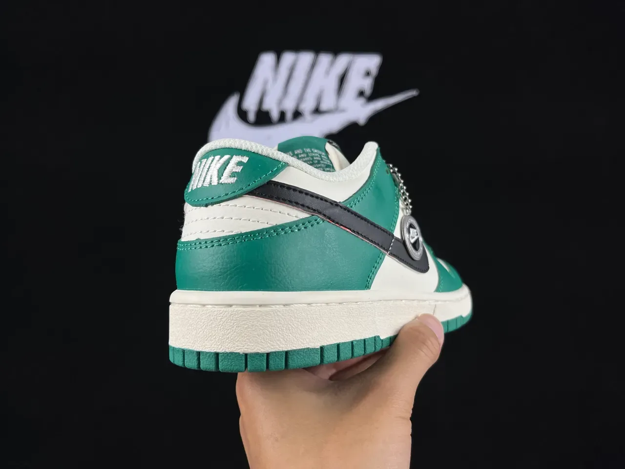 Nike Dunk Low 绿色和 Off-White 生活方式运动鞋 5