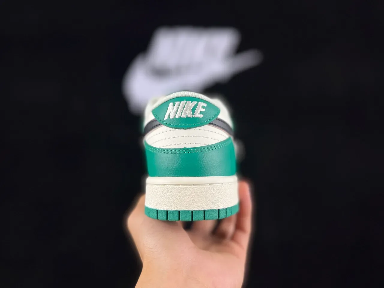 Nike Dunk Low 绿色和 Off-White 生活方式运动鞋 6